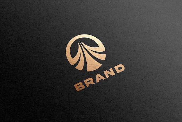 Maqueta de logo dorado sobre papel negro