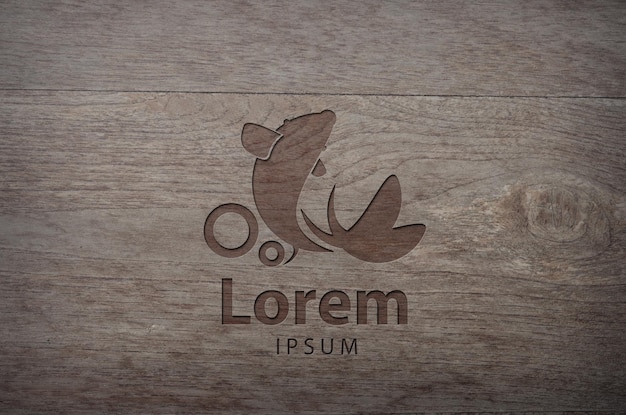 Maqueta de logo grabado en mesa de madera