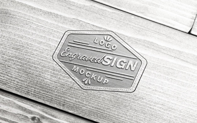 Maqueta de logo grabado en tablones de madera