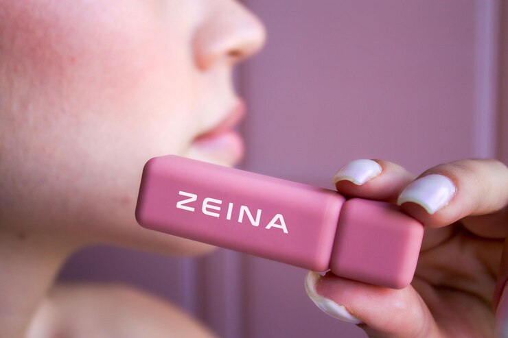 PSD maqueta del logotipo en un acondicionador de labios rosado