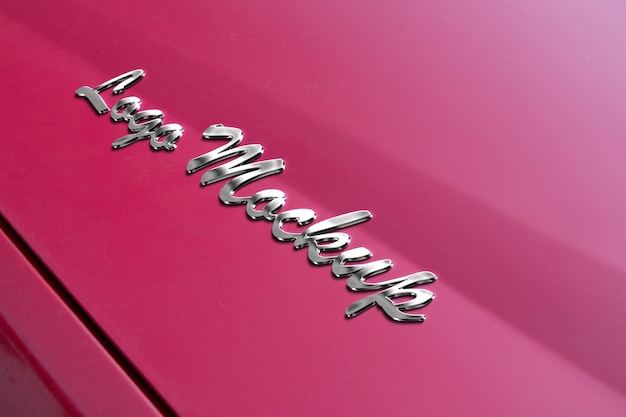 Maqueta de logotipo de automóvil en relieve 3d metálico