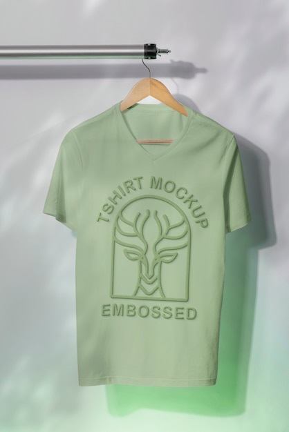 Maqueta del logotipo en la camiseta con efecto de puntillismo