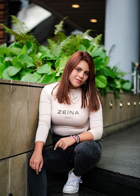 Maqueta del logotipo en una camiseta de manga larga para mujeres