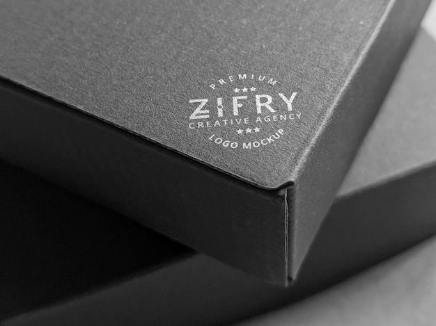 Maqueta de logotipo de cartón de caja negra mínima