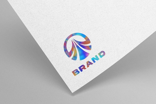 Maqueta de logotipo colorido en papel kraft