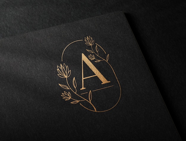 Maqueta de logotipo dorado de lujo en papel artesanal negro