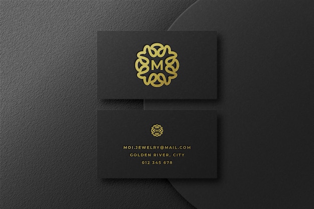 Maqueta de logotipo dorado de lujo en tarjeta de visita