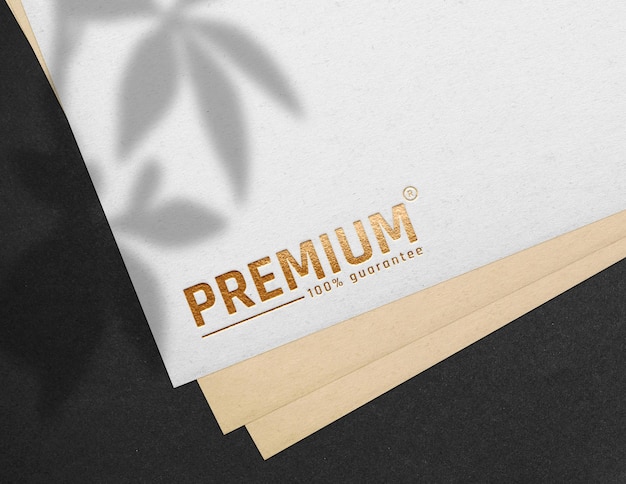 Maqueta de logotipo dorado premium en papel blanco