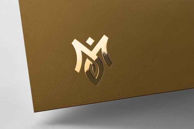 Maqueta del logotipo dorado en relieve