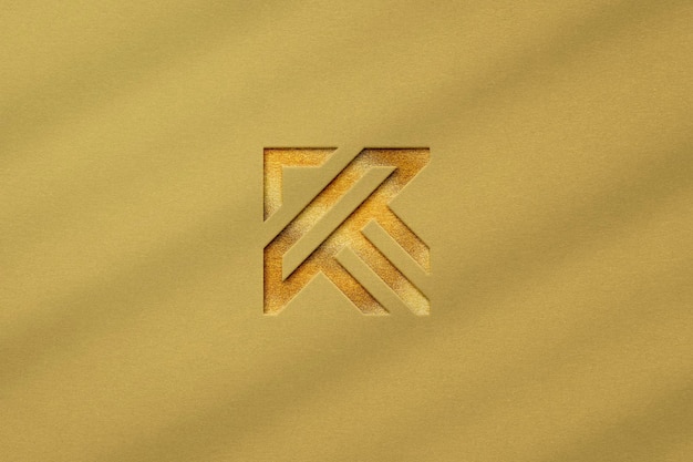 Maqueta de logotipo dorado sobre fondo de color con sombra