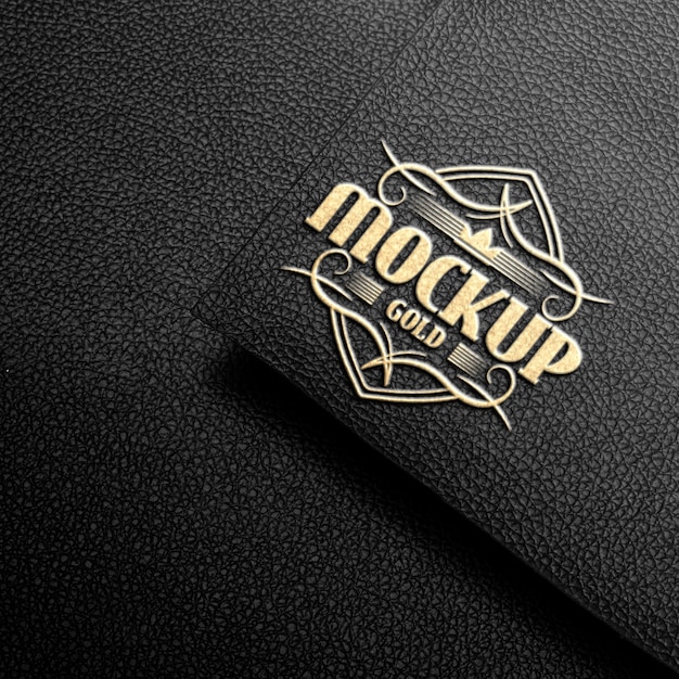 PSD maqueta del logotipo de efecto dorado en cuero negro