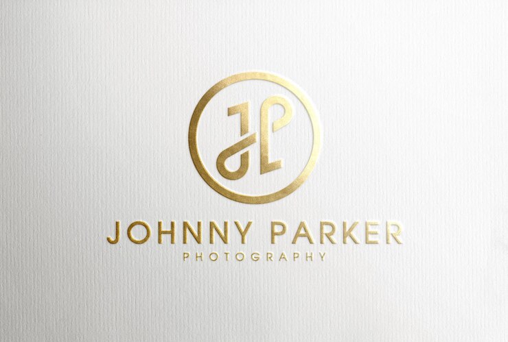 Maqueta de logotipo de estampado de lámina de oro de lujo en papel blanco