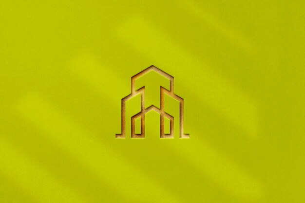 Maqueta de logotipo grabado en fondo de color