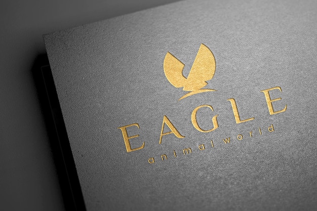 Maqueta de logotipo grabado en textura de papel oscuro