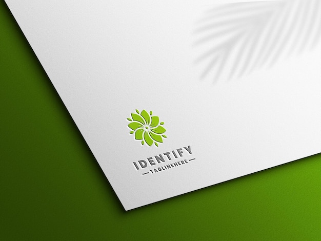 Maqueta de logotipo de hoja realista de sombra de planta impresa en tela blanca prensada
