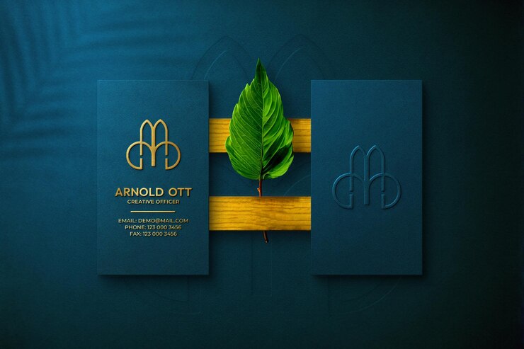 Maqueta de logotipo de lujo con efecto de relieve dorado en superficie verde