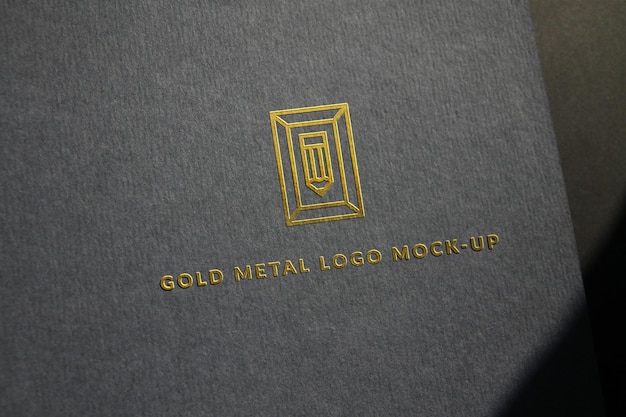 Maqueta de logotipo de metal dorado