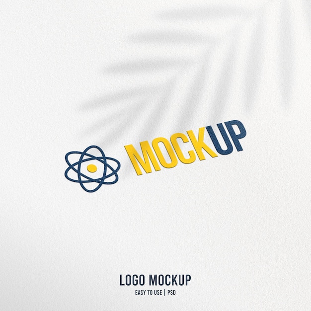 Maqueta de logotipo en papel realista gratuita para la presentación de la marca