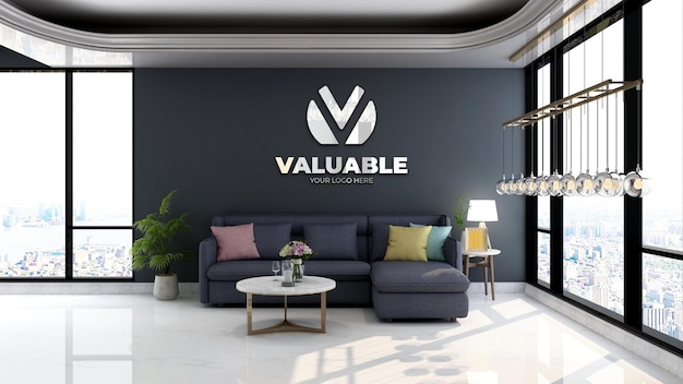 Maqueta del logotipo de la pared de la empresa en la sala de espera del vestíbulo de la oficina minimalista con sofá azul