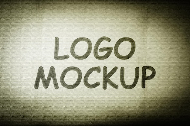Maqueta de logotipo en la pared