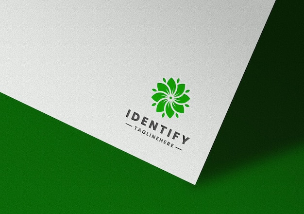 Maqueta de logotipo realista de hoja de flor en tela blanca prensada