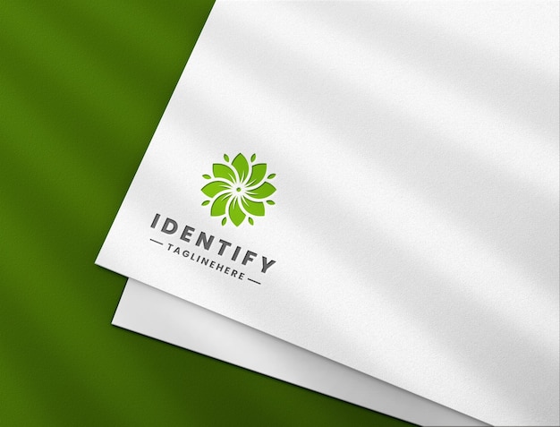 Maqueta de logotipo realista de hoja de flor en tela blanca prensada