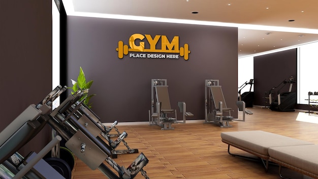 Maqueta de logotipo realista en la sala de gimnasio moderna