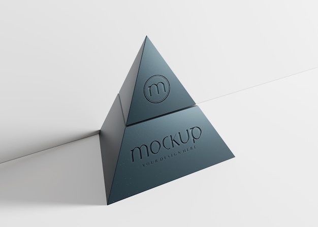 Maqueta del logotipo en la roca