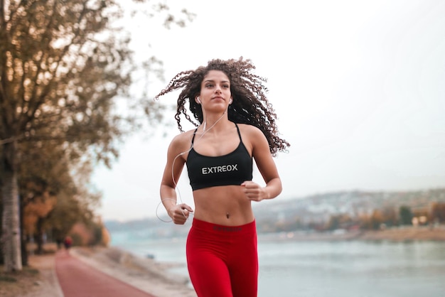 PSD maqueta de logotipo en ropa deportiva para mujer