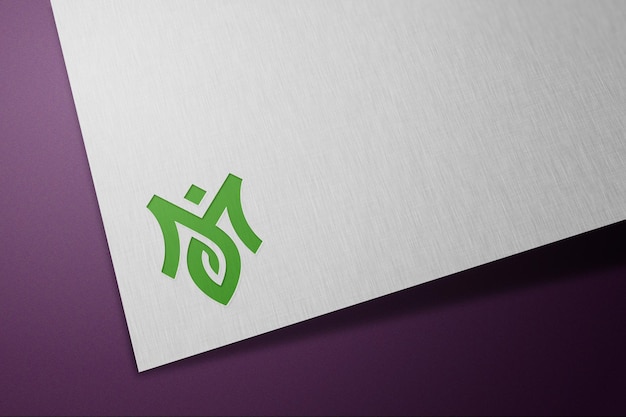 Maqueta de logotipo sobre papel blanco