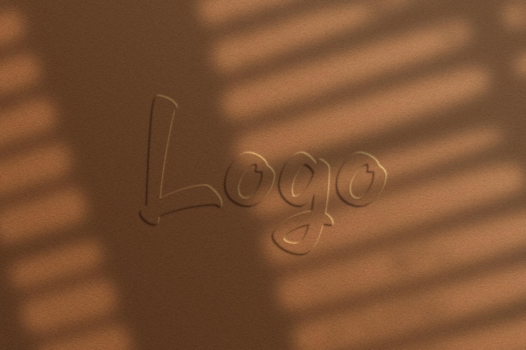 PSD maqueta del logotipo con sombras suaves en un fondo de papel beige cálido
