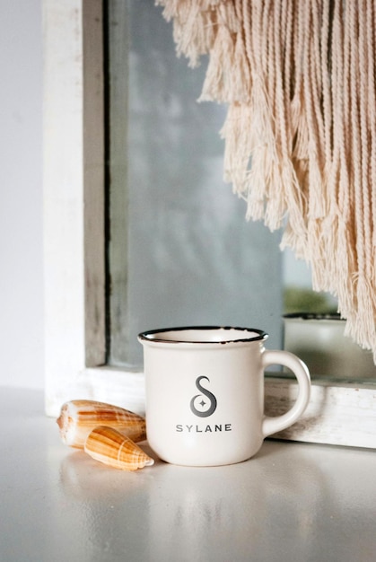 Maqueta del logotipo en una taza de café blanca