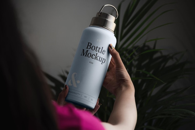 Maqueta de mujer sosteniendo botella