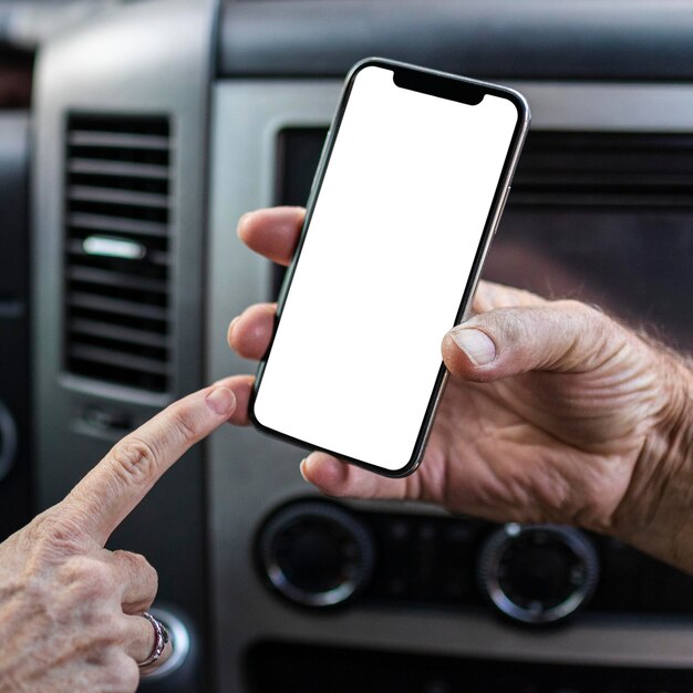 Maqueta de pantalla blanca de un teléfono inteligente con fondo interior de un automóvil