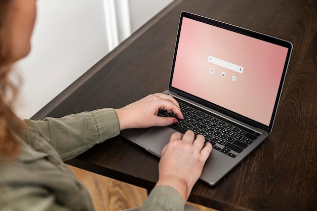 Maqueta de pantalla de computadora portátil psd mujer trabajando desde casa en la nueva normalidad