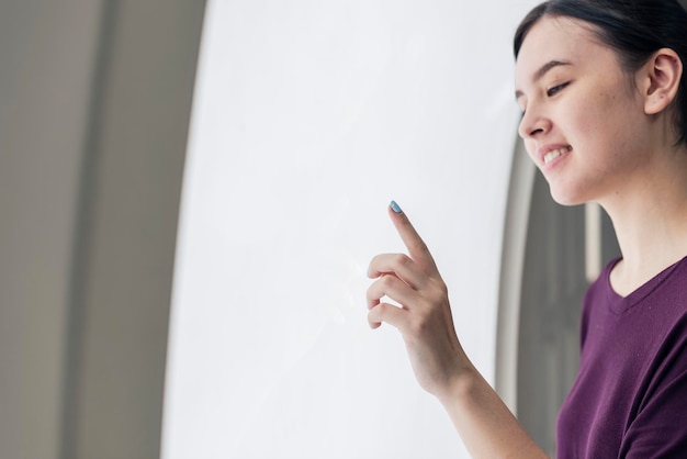 Maqueta de pantalla digital grande para el aprendizaje interactivo en la escuela futurista psd