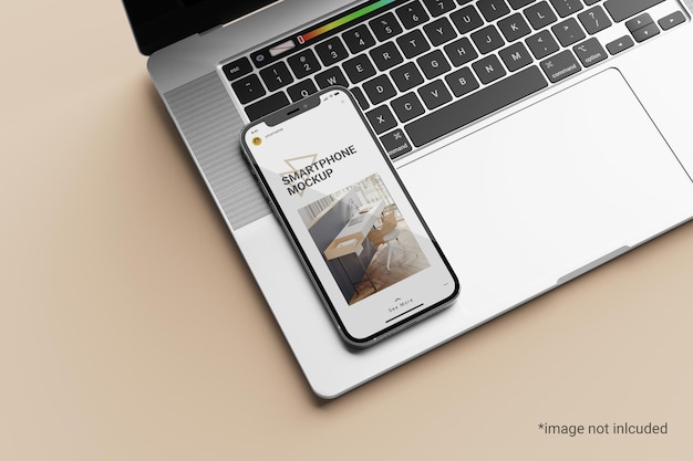 Maqueta de pantalla de teléfono inteligente en la parte superior de una computadora portátil