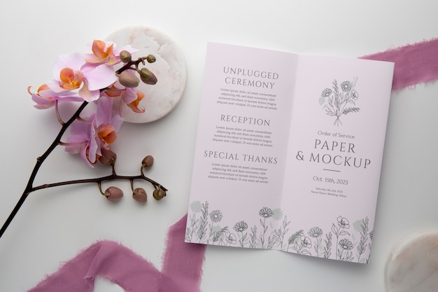 Maqueta de papel cerca de la orquídea