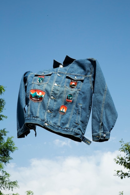 Maqueta de parches en una chaqueta de denim