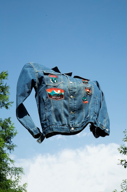 Maqueta de parches en una chaqueta de denim