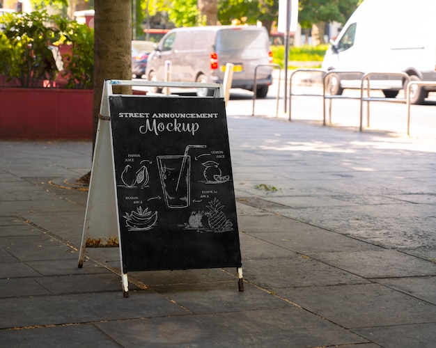 PSD maqueta de pizarra promocional de restaurante al aire libre