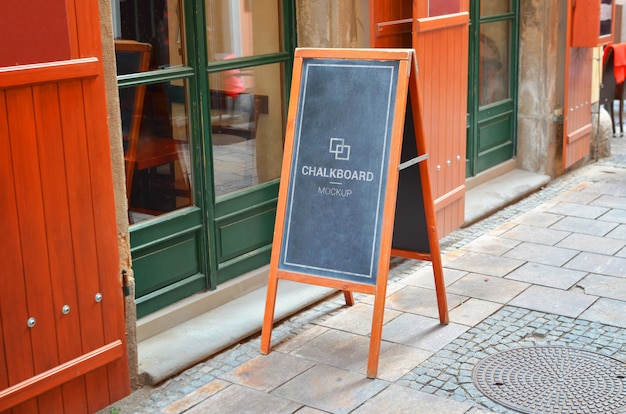 Maqueta de pizarra de restaurante en calle de la ciudad