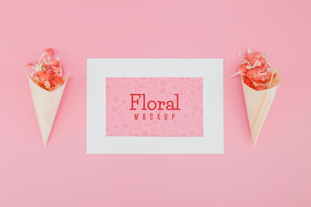 PSD maqueta plana con flores en conos de papel