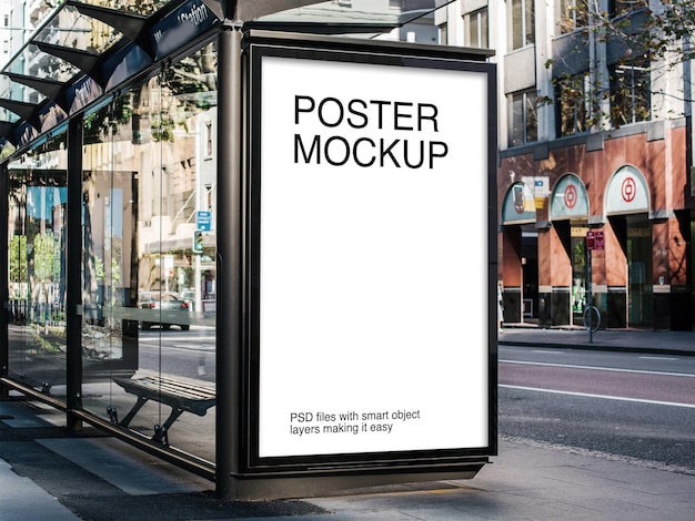 PSD una maqueta de póster en una calle de la ciudad.