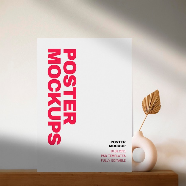Maqueta de póster realista con hojas sobre mesa de madera