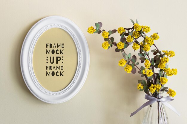 Maqueta psd editable con marco blanco ovalado redondo y flores amarillas de verano en florero de vidrio