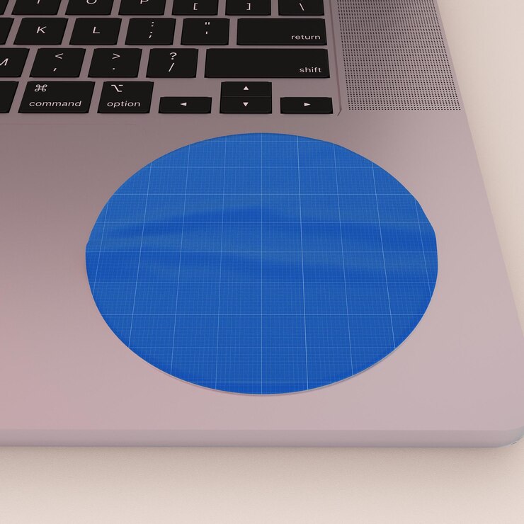 Maqueta PSD de pegatina redonda en computadora portátil con diseño personalizable