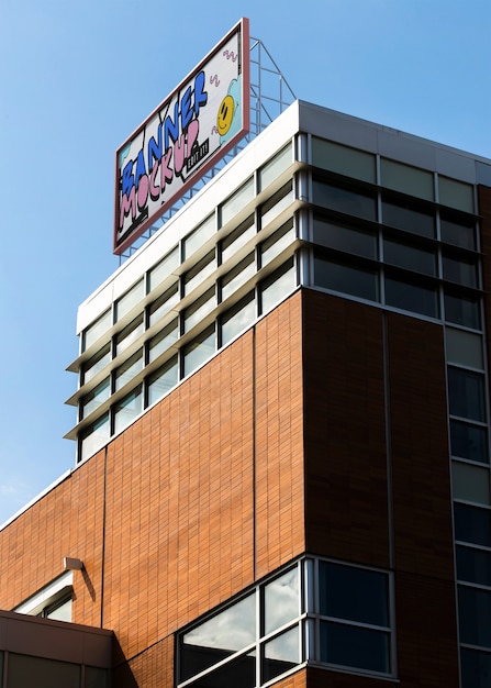 Maqueta de publicidad al aire libre en el edificio