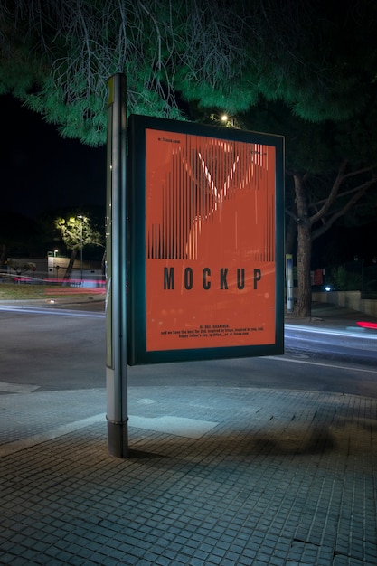 Maqueta de publicidad al aire libre por la noche