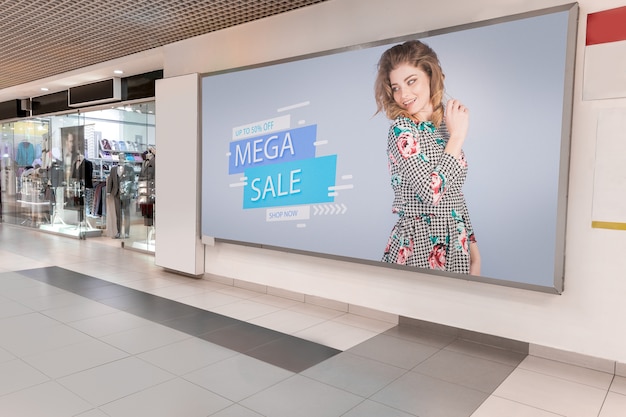 Maqueta publicitaria de centro comercial con mujer